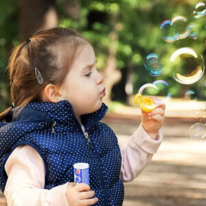 Baby mit seifenblasen